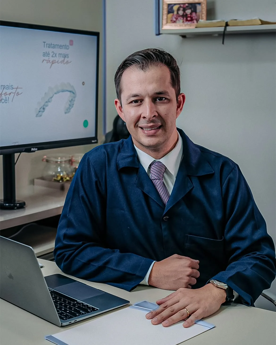 Dr. Lucas Rodrigues Alves em seu consultório